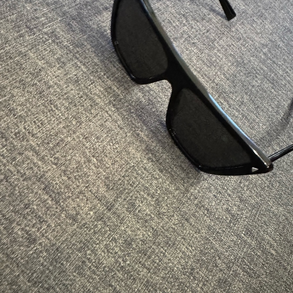 Stylish Black Square Sunglasses - Picture 3 of 8